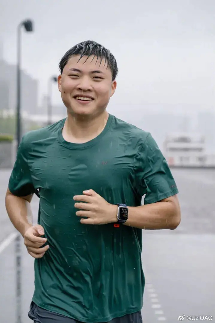  TL引发争议！，Uzi官方宣布败北新规全场沸腾不已体育科技领导者